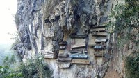 Suku Igorot percaya, roh dari orang-orang yang telah meninggal bakal lebih cepat menuju surga dengan dimasukkan ke dalam kuburan gantung (jacaranto/Instagram)