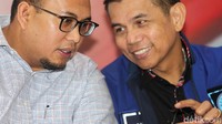Kemudian separuh pemilih Prabowo memilih Prabowo karena dinilai memiliki ketegasan dan kewibawaan dalam memimpin. Alasan yang sama disebutkan oleh 13,7 persen dari 50,2 persen pemilih Jokowi.