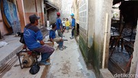 Petugas bekerja hampir 24 jam dan dibagi ke dalam dua shift.