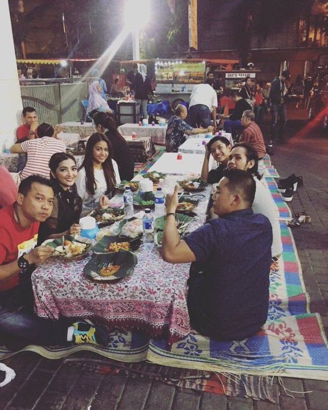 Keluarga Anang dan Ashanty yang tinggal di rumah mewah, tidak gengsi untuk makan lesehan di kaki lima. Foto: Dok. Instagram