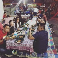 Keluarga Anang dan Ashanty yang tinggal di rumah mewah, tidak gengsi untuk makan lesehan di kaki lima. Foto: Dok. Instagram