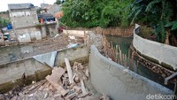 Senin (18/12/2017), tanggul Kali Pulo itu sudah masuk tahap penyelesaian bagian pertama. Tanggul yang persis di samping Musala Sabili terlihat berdiri kokoh. Petugas tinggal memulas bagian depan tanggul itu dengan semen.