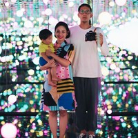 Gaya Andien dan Irfan Wahyudi alias Ippe yang unik, sesekali eksentrik namun elegan selalu sukses mencuri perhatian. Termasuk kehadiran si kecil Kawa yang menggemaskan! (Foto: Instagram)