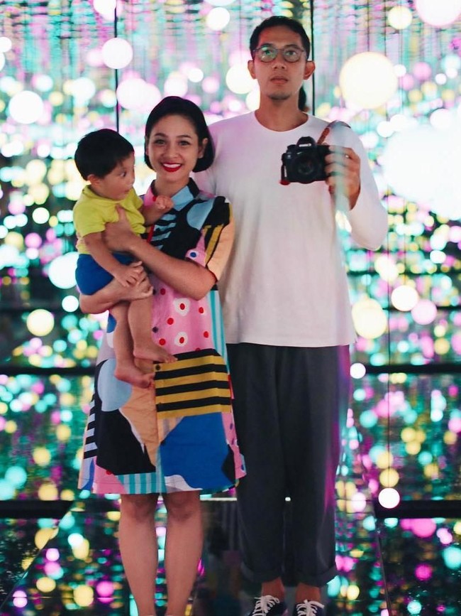 Gaya Andien dan Irfan Wahyudi alias Ippe yang unik, sesekali eksentrik namun elegan selalu sukses mencuri perhatian. Termasuk kehadiran si kecil Kawa yang menggemaskan! (Foto: Instagram)
