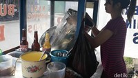   Sejak aktivitas berjualan buburnya viral dalam tayangan sebuah video di medsos, banyak pembeli yang datang membeli buburnya, selain itu tak jarang menurut Tuti para pembelinya mengambil gambar wajahnya.