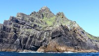 Dahulu di antara abad ke-6 dan ke-8 pemukiman religius umat Kristen didirikan di Skellig Michael. Biara-biara bersejarah itu ditempati cukup lama hingga sekitar abad ke-12 (Thinkstock)