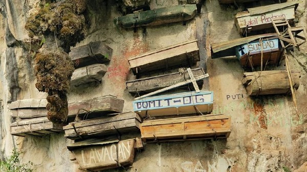 Foto: Bukan di Toraja, Ini Kuburan Gantung di Filipina