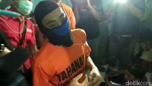 Polisi menggelar prarekonstruksi kasus pembunuhan disertai mutilasi sales cantik di Karawang, Jawa Barat. di 2 Tempat, pelaku memperlihatkan 35 adegan.