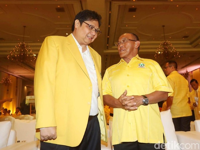 Ketua Umum Partai Golkar Arilangga Hartarto didampingi pimpinan Partai Golkar secara resmi
membuka Rapimnas Partai Golkar 2017 di Jakarta, Senin (18/12/2017). Partai Golkar akan menggelar Rapat Pimpinan Nasional (Rapimnas) dan Musyawarah Nasional Luar Biasa (Munaslub) guna mengukuhkan Airlangga Hartarto sebagai ketua umum baru pengganti Setya Novanto. Grandyos Zafna/detikcom