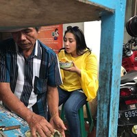 Nagita Slavina yang barang-barang fashionnya identik dengan harga mahal tak segan untuk mencicipi makanan kaki lima, seperti mie ayam gerobak ini. Foto: Dok. Instagram