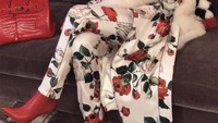 Penuh kemewahan, Kris Jenner, ibunda Kim Kardashian terlihat santai sembari ditemani segelas Martini. Foto: Istimewa