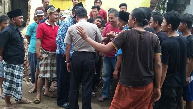 Polisi mencoba memediasi warga