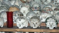 Tengkorak-tengkorak ini ditulis  atau diberi label nama. Ada juga yang dilukis, tergantung dari keinginan keluarga dan gaya si pemilik tengkorak semasa hidup. Bahkan di sini juga ada tengkorak yang tidak ada identitas (hallstatt.net) 