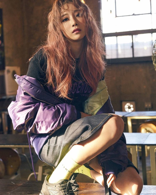 Selain instruktur fitnes, Shim juga berprofesi sebagai model. Ini aksinya saat menjadi model di majalah.Foto: Instagram/euddeume_