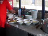 Lesehan Mbayumili : Bakso Tumpeng dan Bakso Burger yang Mantap Mengenyangkan