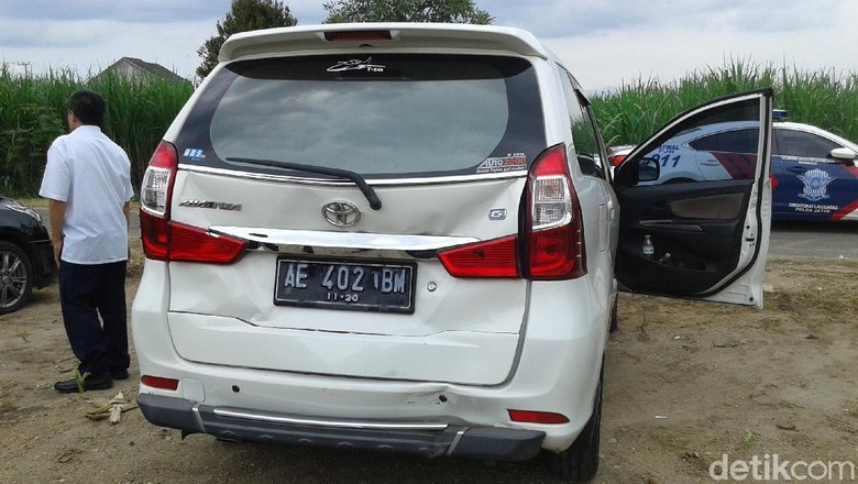 Tujuh Mobil Pengiring Menteri Hanif Alami Kecelakaan di Ponorogo Tujuh Mobil Pengiring Menteri Hanif Alami Kecelakaan di Ponorogo