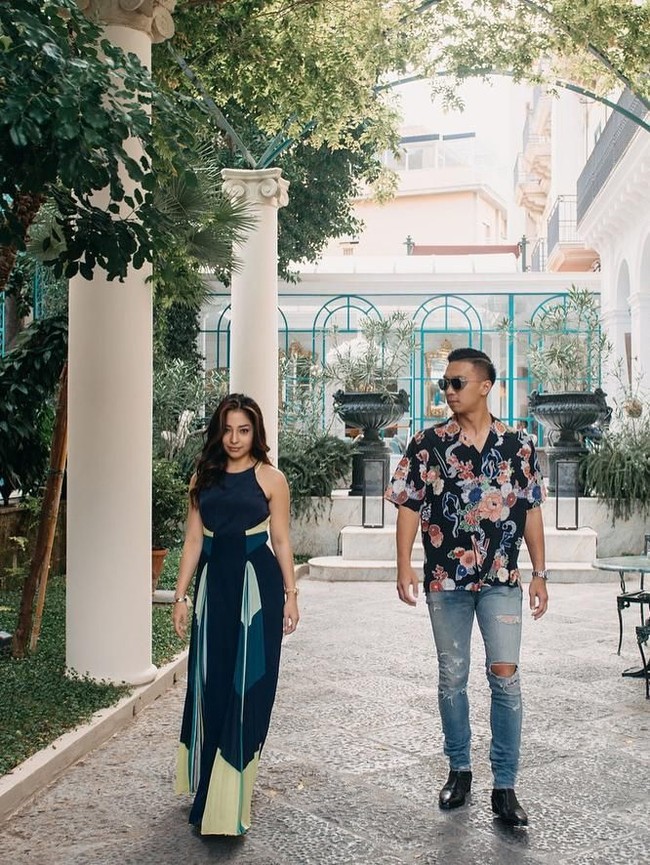 Nikita Willy dan kekasihnya, Indra Djokosoetono, sama-sama berselara dalam urusan fashion. Tak jarang keduanya tampil romantis dengan gaya street-style yang memukau. (Foto: Instagram)
