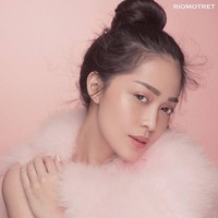 Kecantikan wajahnya makin terpancar dengan pulasan makeup tipis bernuansa pink.  Foto: Instagram/riomotret