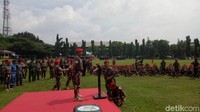 Acara ini digelar di Markas Kopassus di Cijantung, Jakarta Timur, Senin (18/12/2017) pukul 09.20 WIB. Acara dibuka dengan atraksi 20 penerjun Kopassus yang membawa tulisan Selamat Bertugas Panglima TNI Marsekal Hadi Tjahjanto.. Acara kemudian dilanjutkan dengan penyematan baret dan brevet komando kepada Marsekal Hadi. Baret dan brevet kehormatan ini disematkan oleh Danjen Kopassus Mayjen TNI Madsuni.