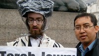 Ini juga foto jadul saat Fadli ikut aksi bela Palestina. Masih di London, foto ini diambil tahun 2003 (Foto: Dok. Fadli Zon)