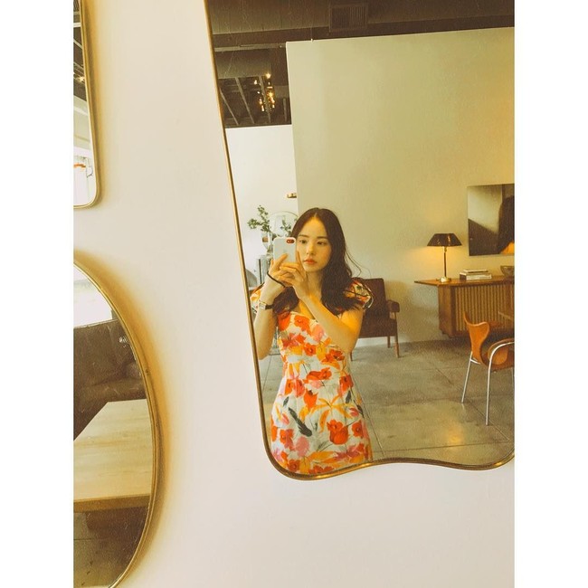 Pemilik nama asli Jung Eun-ran ini tampaknya memang suka memakai dress di keseharian. Kali ini ia memilih dress bercorak floral yang segar. Foto: Instagram Min Hyorin