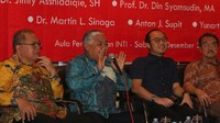 Utusan khusus Presiden bidang dialog agama dan peradaban Din Syamsudin (tengah) didampingi Wakil ketua umum Perhimpunan Indonesia Tionghoa (INTI) Budi S Tanuwibowo (kiri) dan Direktur Charta Politika Yunarto Wijaya (kanan) menjadi pembicara dalam seminar Prospek Indonesia 2018 di Jakarta, Sabtu (16/12).  dok INTI/istimewa