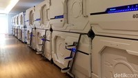 Di hotel ini tersedia 100 unit kapsul, dengan ruangan kapsul untuk tamu wanita dan pria dibedakan oleh sekat-sekat pintu kayu.