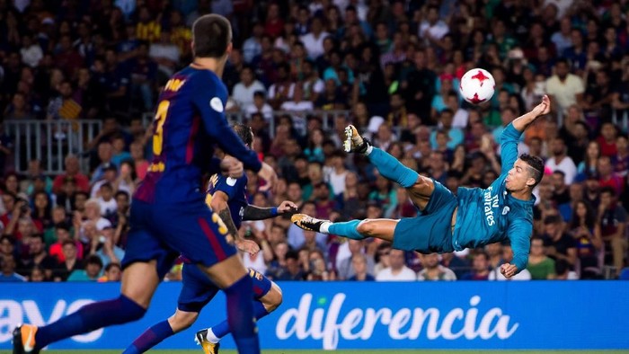BARCELONA, SPAIN - AUGUST 13: Cristiano Ronaldo of Real Madrid CF shoots the ball with a bicycle kick during the Supercopa de Espana Supercopa Final 1st Leg match between FC Barcelona and Real Madrid at Camp Nou on August 13, 2017 in Barcelona, Spain. (Photo by Alex Caparros/Getty Images)