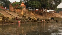 Oleh karena sungai ini dianggap suci, banyak orang yang masih mandi di sungai ini (Masaul/detiktravel)
