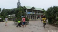 Pulau La Digue luasnya cuma 10,08 km2 dan penduduk aslinya cuma 2.800 orang. Pulau ini tampak lengang, warga dan wisatawan bersepeda atau jalan kaki (Fitraya/detikTravel)