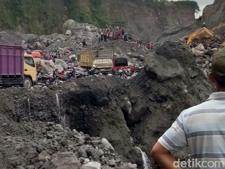 Penambang Pasir Tewas Tertimbun Longsor di Magelang Menjadi 8 Orang Penambang Pasir Tewas Tertimbun Longsor di Magelang Menjadi 8 Orang