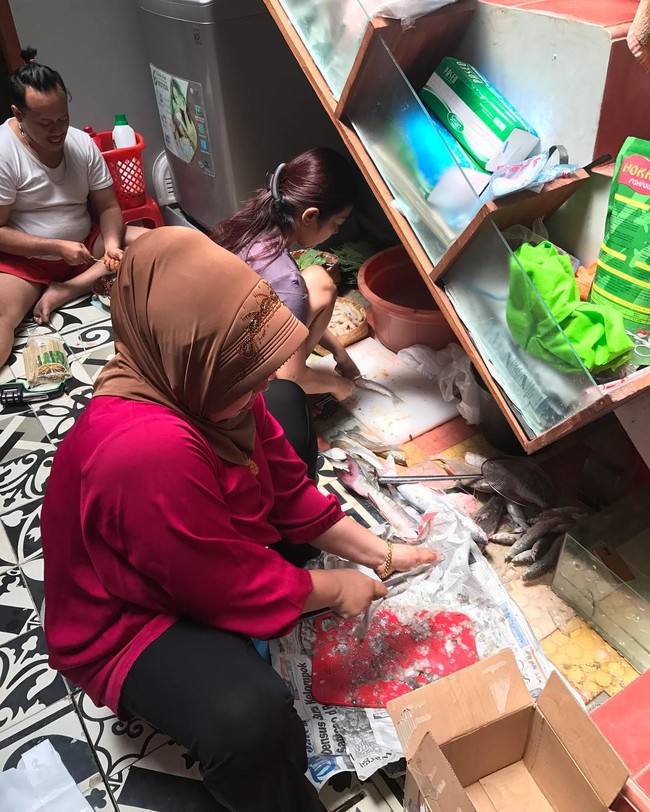 Soimah yang kini sudah memiliki banyak uang tidak segan untuk terjun langsung ke dapur, membersihkan ikan sambil duduk di lantai. Foto: Dok. Instagram