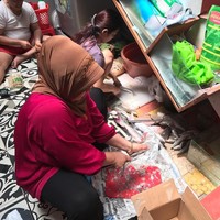 Soimah yang kini sudah memiliki banyak uang tidak segan untuk terjun langsung ke dapur, membersihkan ikan sambil duduk di lantai. Foto: Dok. Instagram