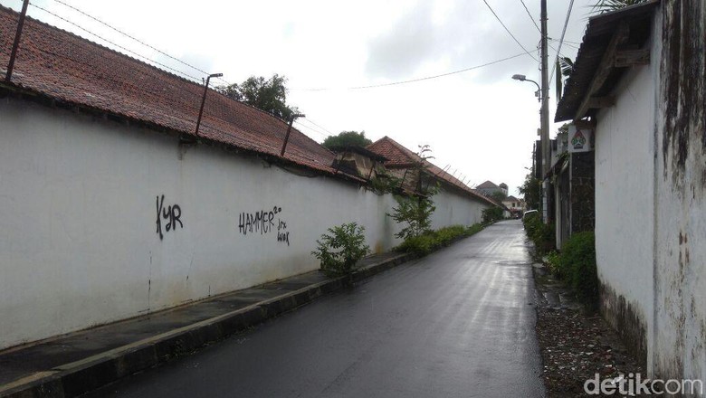 Tembok Pura Pakualaman Dicorat-coret, Trah Pakualam: Tangan Grathil! Tembok Pura Pakualaman Dicorat-coret, Trah Pakualam: Tangan Grathil!