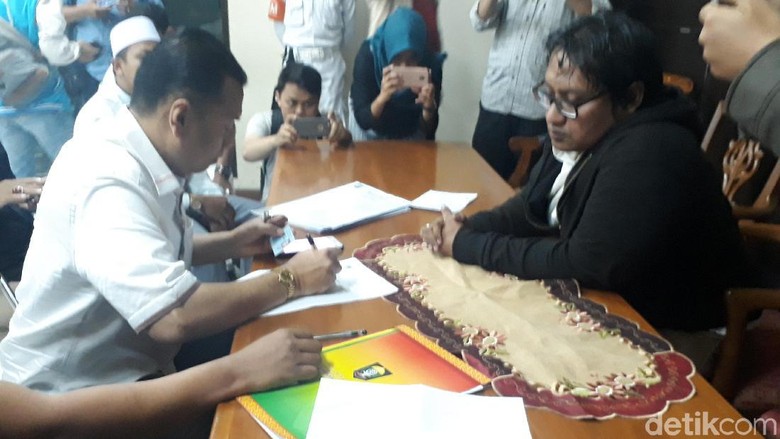 Penolakan Ustaz Somad, Arya Wedakarna Dilaporkan ke Komnas HAM Penolakan Ustaz Somad, Arya Wedakarna Dilaporkan ke Komnas HAM