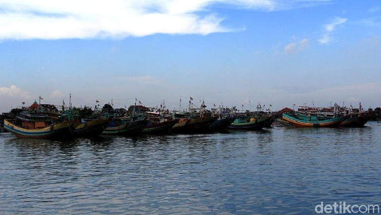 Penyeberangan Jepara-Karimunjawa Dihentikan Akibat Gelombang Tinggi Penyeberangan Jepara-Karimunjawa Dihentikan Akibat Gelombang Tinggi