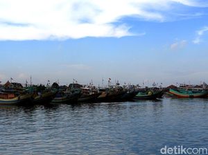 Penyeberangan Jepara-Karimunjawa Dihentikan Akibat Gelombang Tinggi