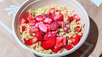 Berry Me in Green Tea cocok untuk pencinta matcha. Bubuk teh hijau membuat susu jadi bewarna hijau dengan paduan Rice Krisipies dan potongan strawberry segar .Foto: Istimewa