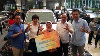 Daihatsu Terios milik Rosbayani dari Bogor memiliki jarak tempuh 352.466 kilometer dalam 10 tahun, hampir menyamai jarak bumi ke bulan sejauh 384.400 km. Daihatsu pun kemudian mempermak Terios milik Rosbayani jadi seperti baru saat Rosbayani pertama beli. Foto: Daihatsu