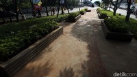 Keberadaan taman tersebut menambah suasana menjadi asri.