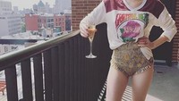 Emma Roberts memulai akhir pekan dengan segelas bubbly yang terlihat menyegarkan. Foto: Istimewa