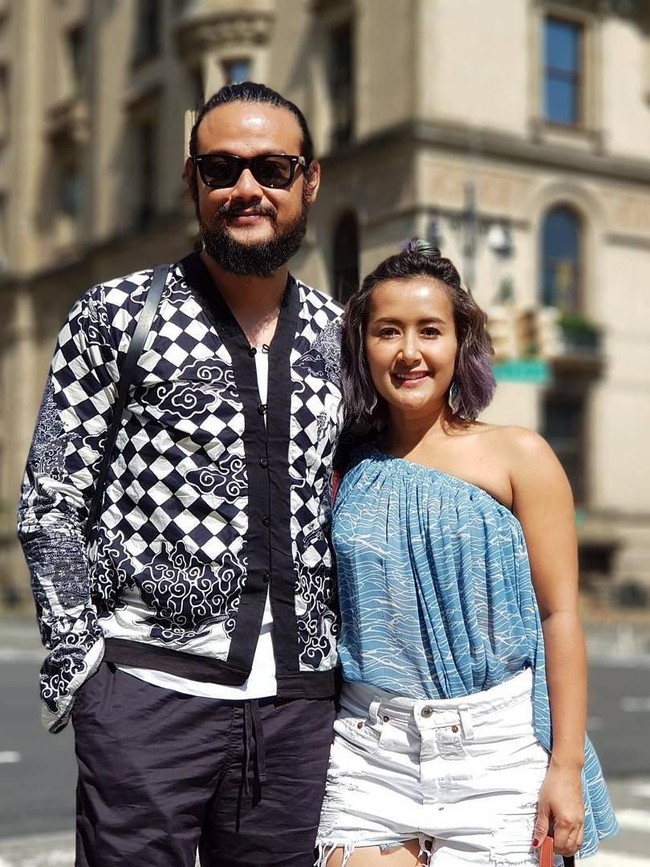 Rumah tangga penyanyi Widi Mulia dan aktor Dwi Sasono penuh dengan momen stylish. Gaya mereka yang lain daripada yang lain selalu berhasil menarik atensi. (Foto: Instagram)