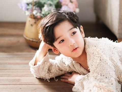 Model 6 Tahun Ini Punya Ketampanan dan Gayanya yang Bikin Gemas Netizen