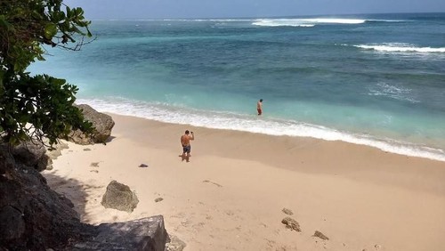 Pantai di Selatan Bali