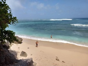 Pantai Green Bowl Bali, Keindahan Laut dan Gua yang Menakjubkan