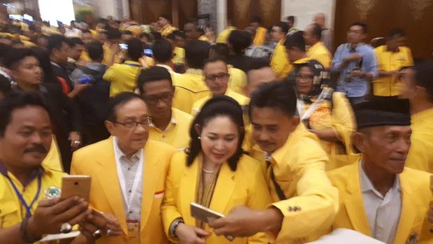 Munaslub Golkar, Akbar Tandjung-Titiek Soeharto Jadi Sasaran Selfie