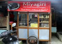 Lesehan Mbayumili : Bakso Tumpeng dan Bakso Burger yang Mantap Mengenyangkan