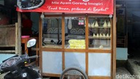 Namanya Lesehan Mbanyumili. Warung bakso yang berada di Jalan Imogiri Timur KM 14, Desa Wukisari, Bantul, Yogyakarta. Menunya ada bakso tumpeng dan juga bakso burger. Seperti apa ya bentuknya? Foto: Bagus Kurniawan