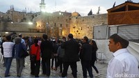 Umat Yahudi menuju Tembok Ratapan untuk beribadah. Kubah emas berwarna kuning adalah Dome of The Rock di depan Masjid Al Aqsa. (Foto: Erwin Dariyanto/detikcom)