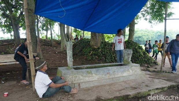 Arca Dewa Brahma Berkepala 4 di Punden Dusun Kwasen/